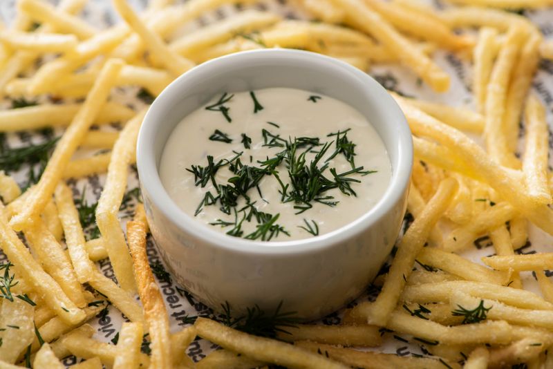 Salsa all'aglio ricetta con patatine