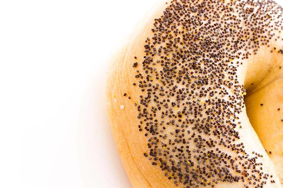 Bagel freschi con semi di papavero