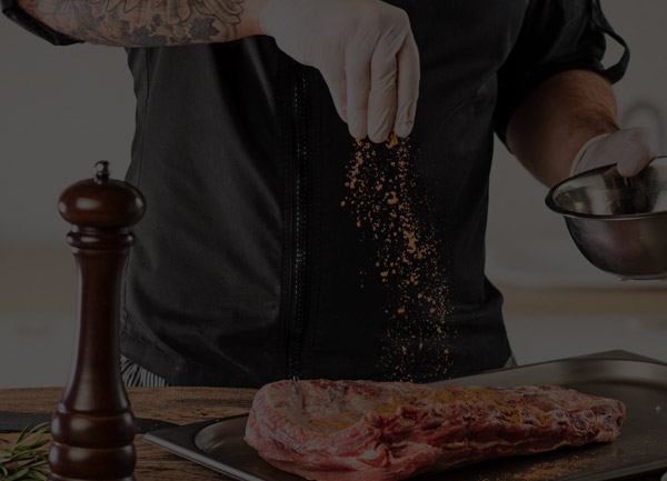 Aggiunta di spezie alla carne