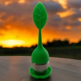 Infusore foglia di tè poggiato su un tavolo